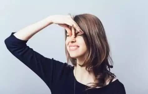 what??？“香”艷的美女成了辦公室污染源，甲醛治理非常必要！