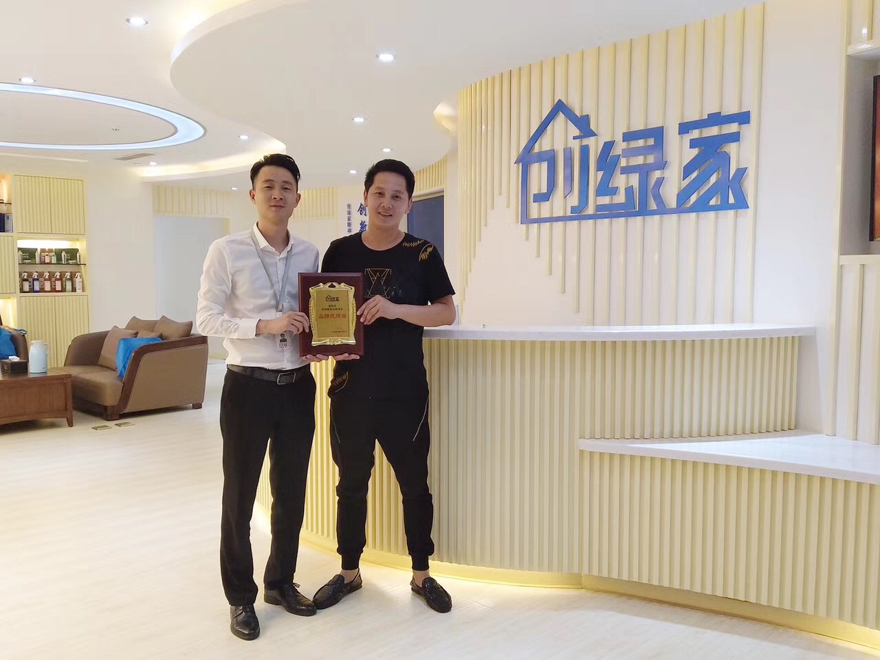 熱烈祝賀成都劉總簽約創(chuàng)綠家！