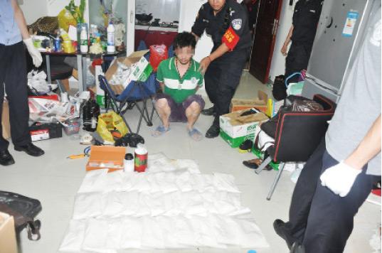 廚房水管破裂傳出刺鼻性氣味，原以為是鄰居家甲醛超標(biāo)，沒想到是“絕命毒師”