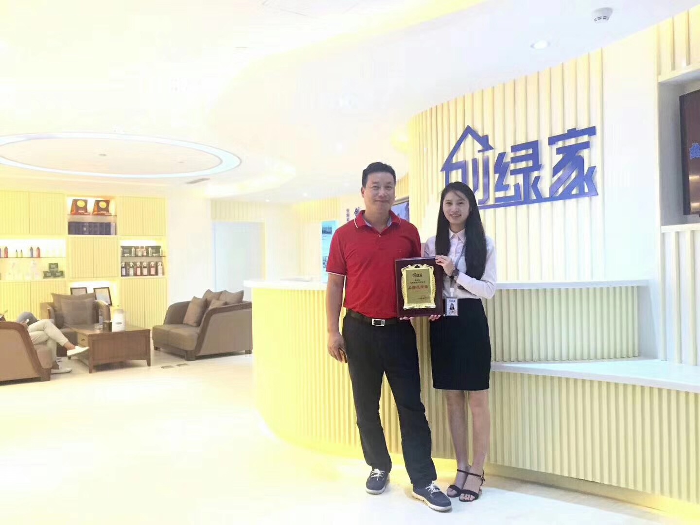 熱烈祝賀余總簽約創(chuàng)綠家海南省市級代理！