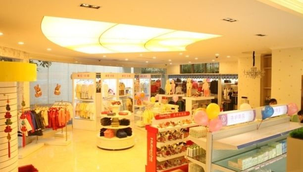 剛開(kāi)業(yè)四個(gè)月的小店關(guān)門(mén)歇業(yè)，原因有兩點(diǎn)：一是甲醛超標(biāo)了5倍多，二是老板娘因此流產(chǎn)了……