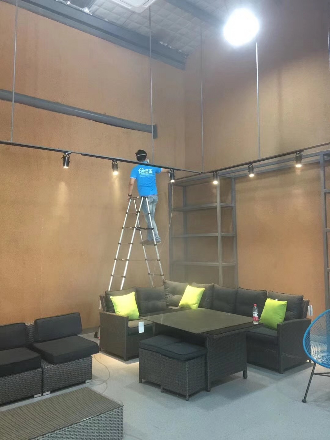 樂富設(shè)計園在一個loft創(chuàng)意產(chǎn)業(yè)園中，2760多方的一個大項目歷經(jīng)創(chuàng)綠家兩組工程師兩天兩夜的治理，典型loft式的裝修異味大大降低。樂富設(shè)計園的治理源于創(chuàng)綠家曾經(jīng)為泰普森旗下一家子公司甲醛治理，治理完畢效果非常好，所以泰普森集團(tuán)二次選擇我們治理。創(chuàng)綠家，值得您信任！