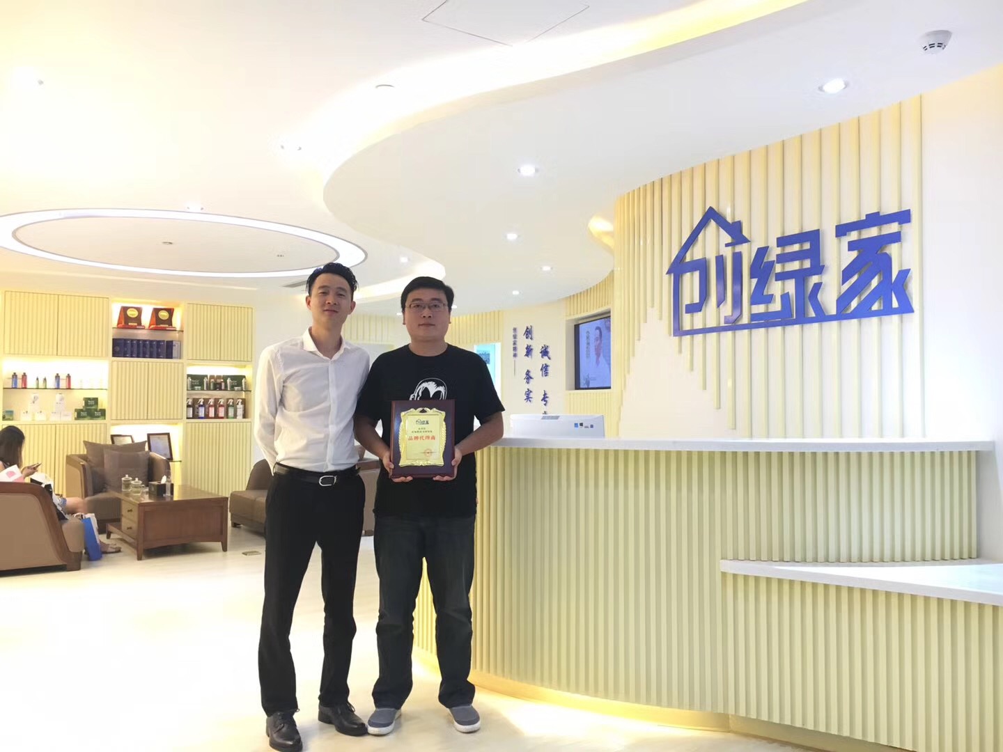 熱烈祝賀張總簽約創(chuàng)綠家四川省縣級市代理！