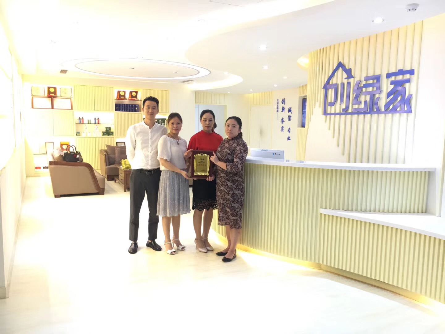 熱烈祝賀賀總團(tuán)隊(duì)簽約創(chuàng)綠家重慶市區(qū)級(jí)代理！