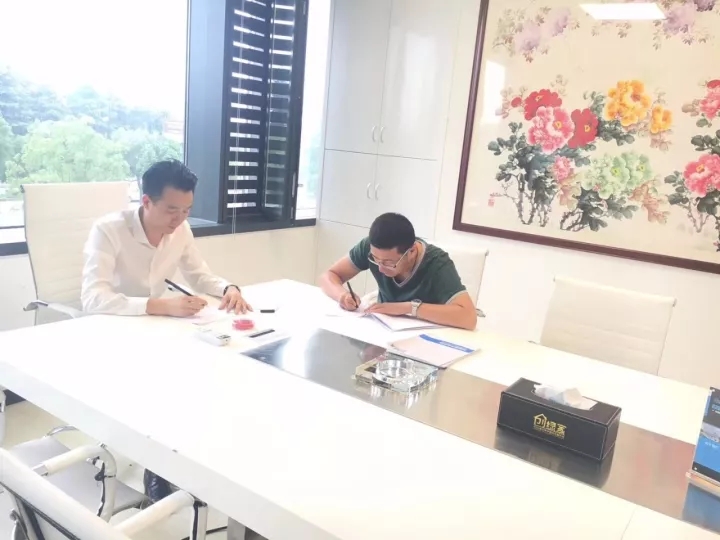 熱烈祝賀劉總簽約創(chuàng)綠家麗水市區(qū)級代理！