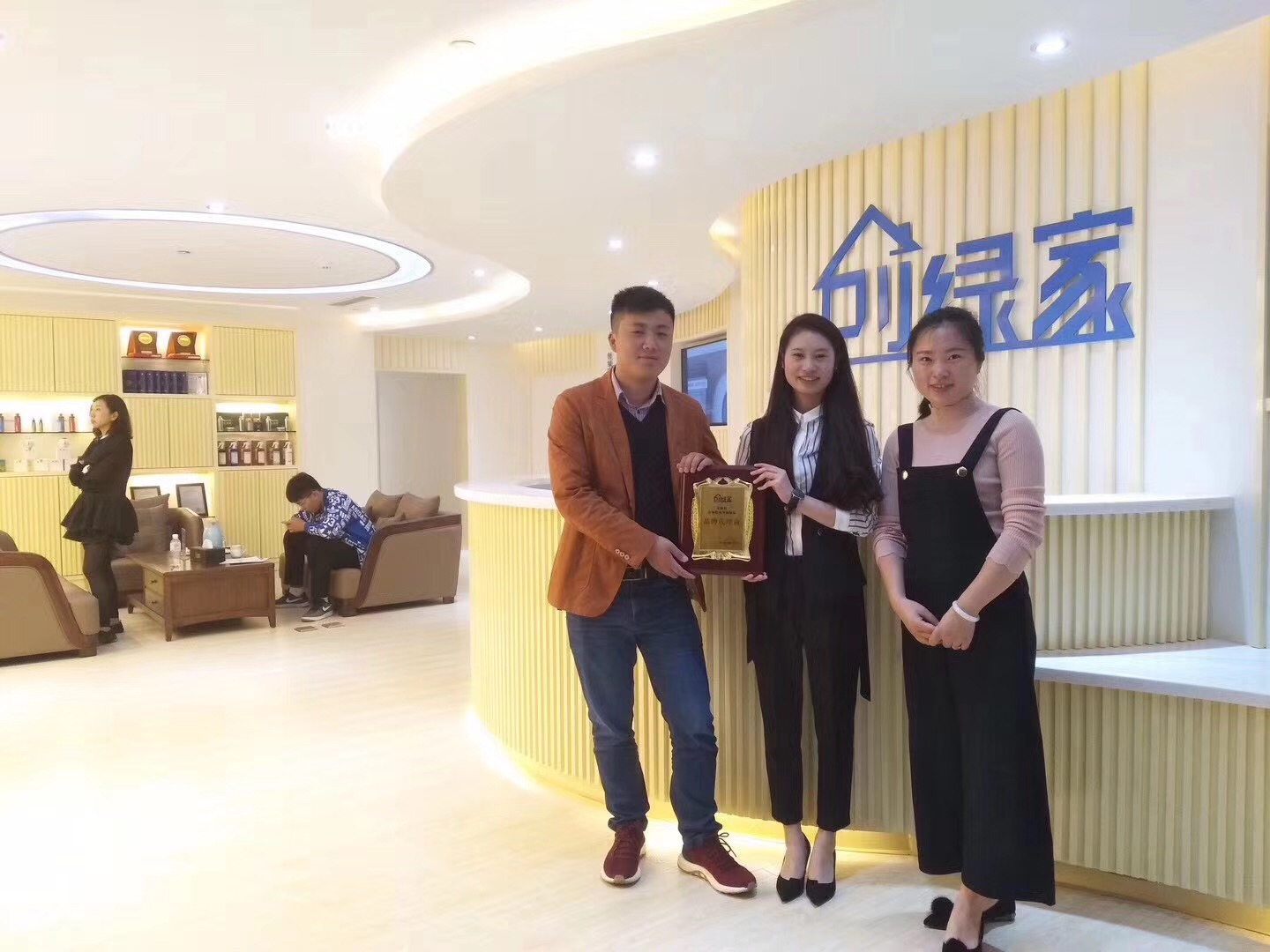 熱烈祝賀蔣總簽約創(chuàng)綠家江蘇省市級代理！