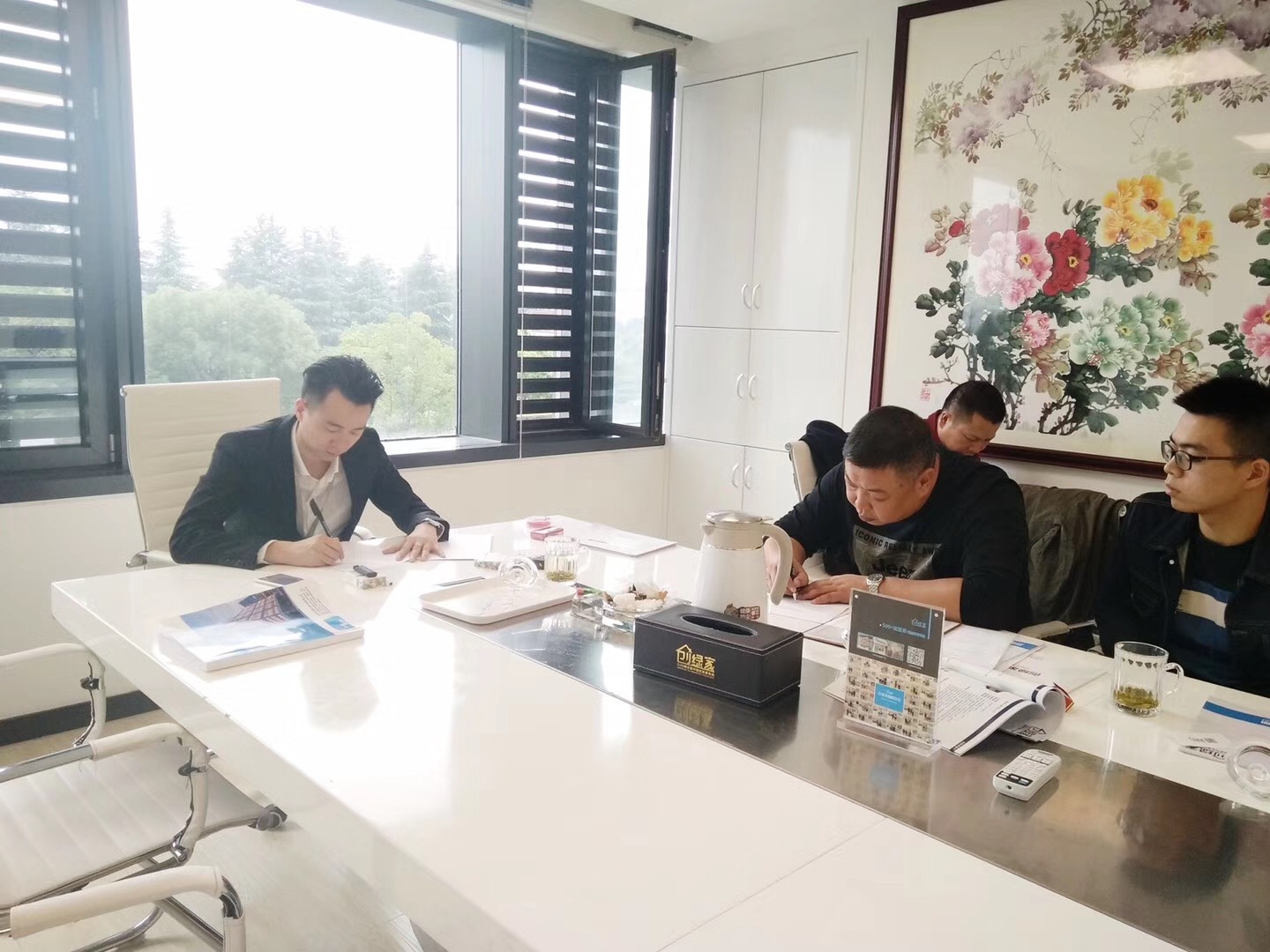 熱烈祝賀何總父子簽約創(chuàng)綠家江西省市級(jí)代理！