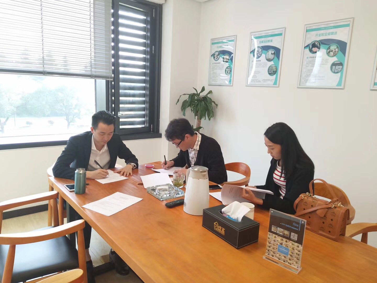 熱烈祝賀陳總夫婦簽約創(chuàng)綠家紹興市縣級(jí)代理！