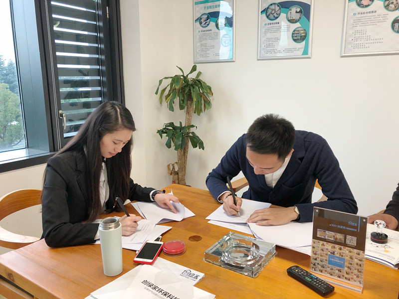 熱烈祝賀龍總、趙總簽約創(chuàng)綠家南京市區(qū)級代理！