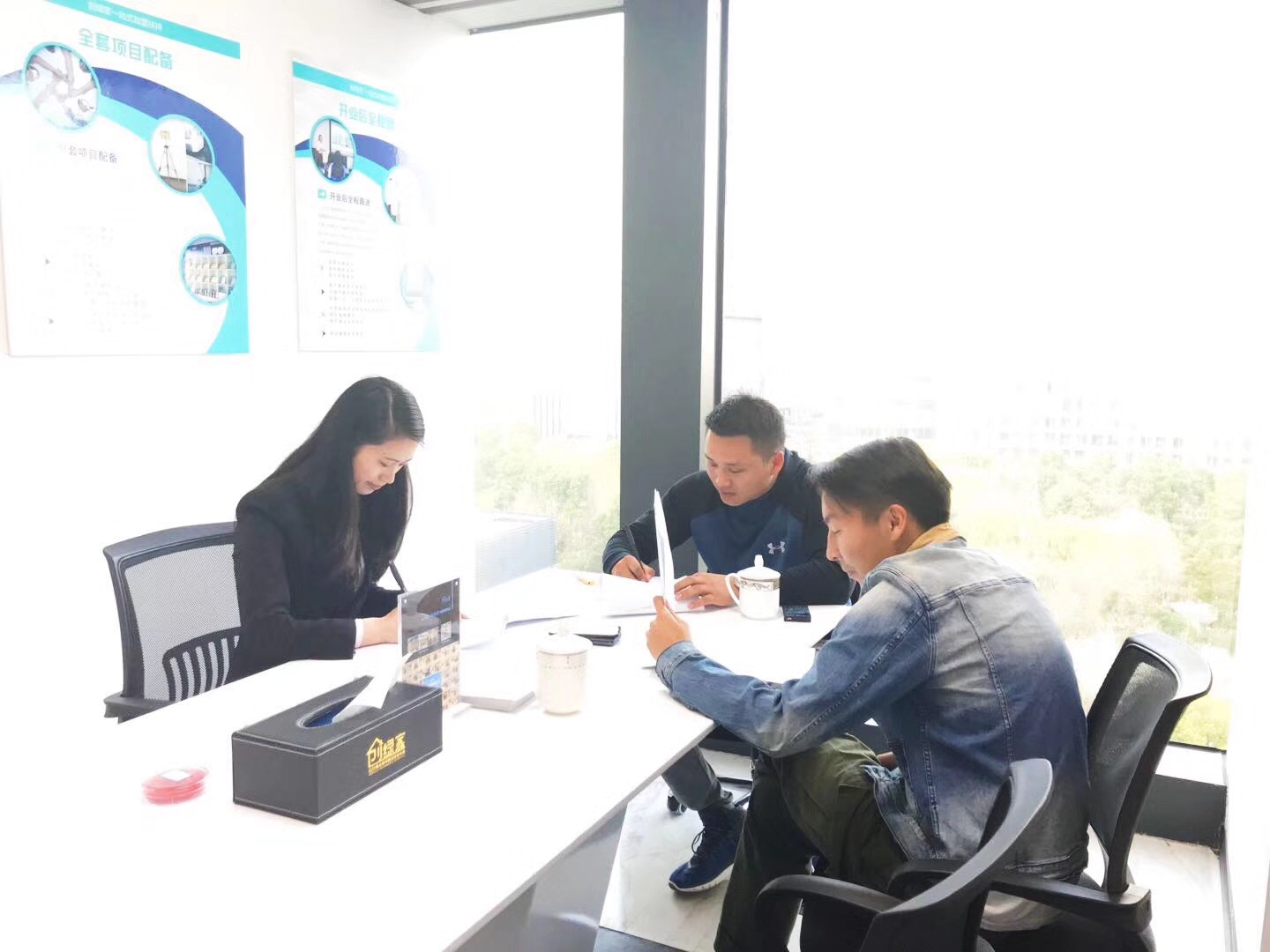 熱烈祝賀馬總簽約創(chuàng)綠家昆明市區(qū)級(jí)代理！