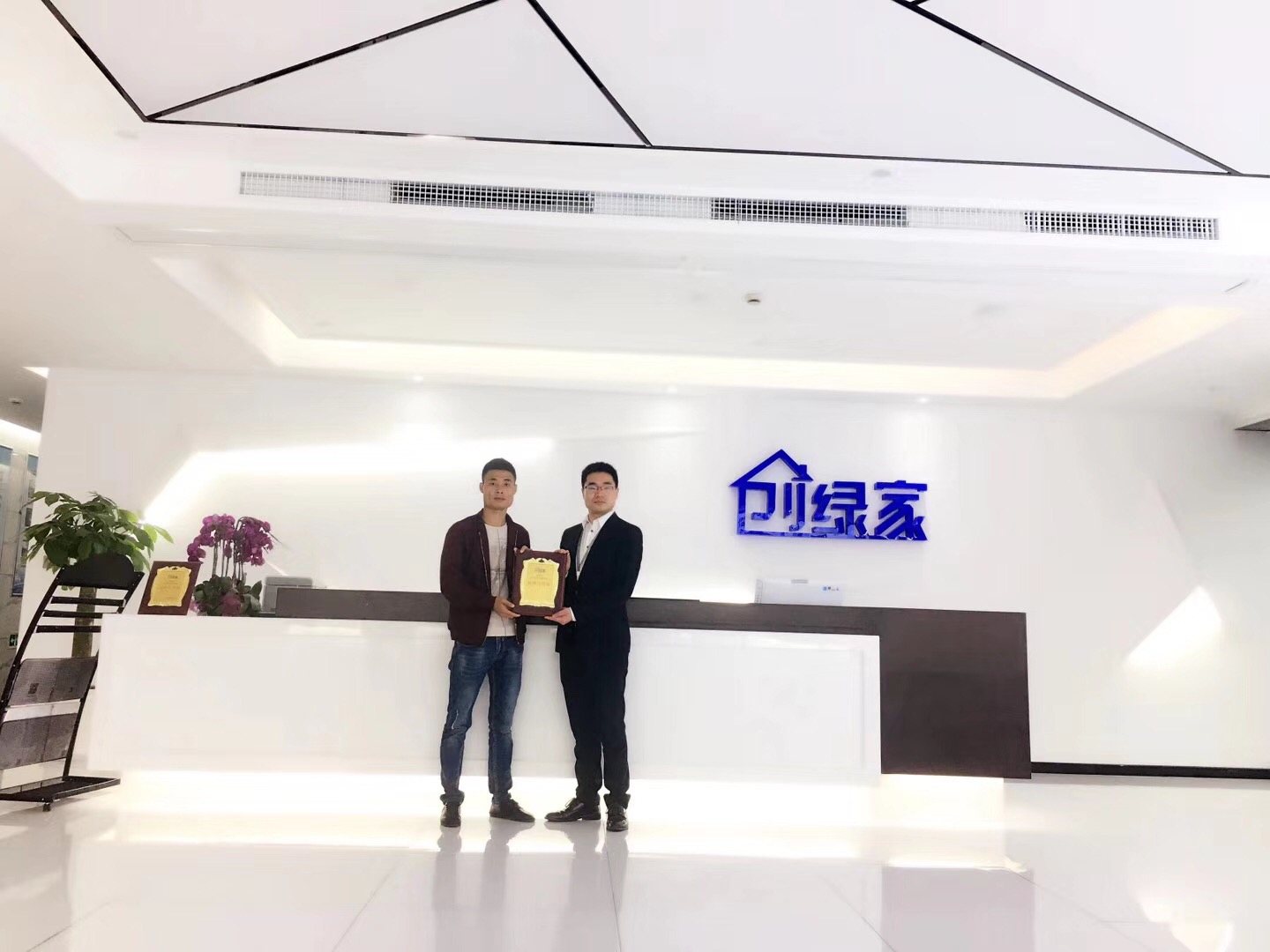 熱烈祝賀吳總簽約創(chuàng)綠家婁底市區(qū)級代理！