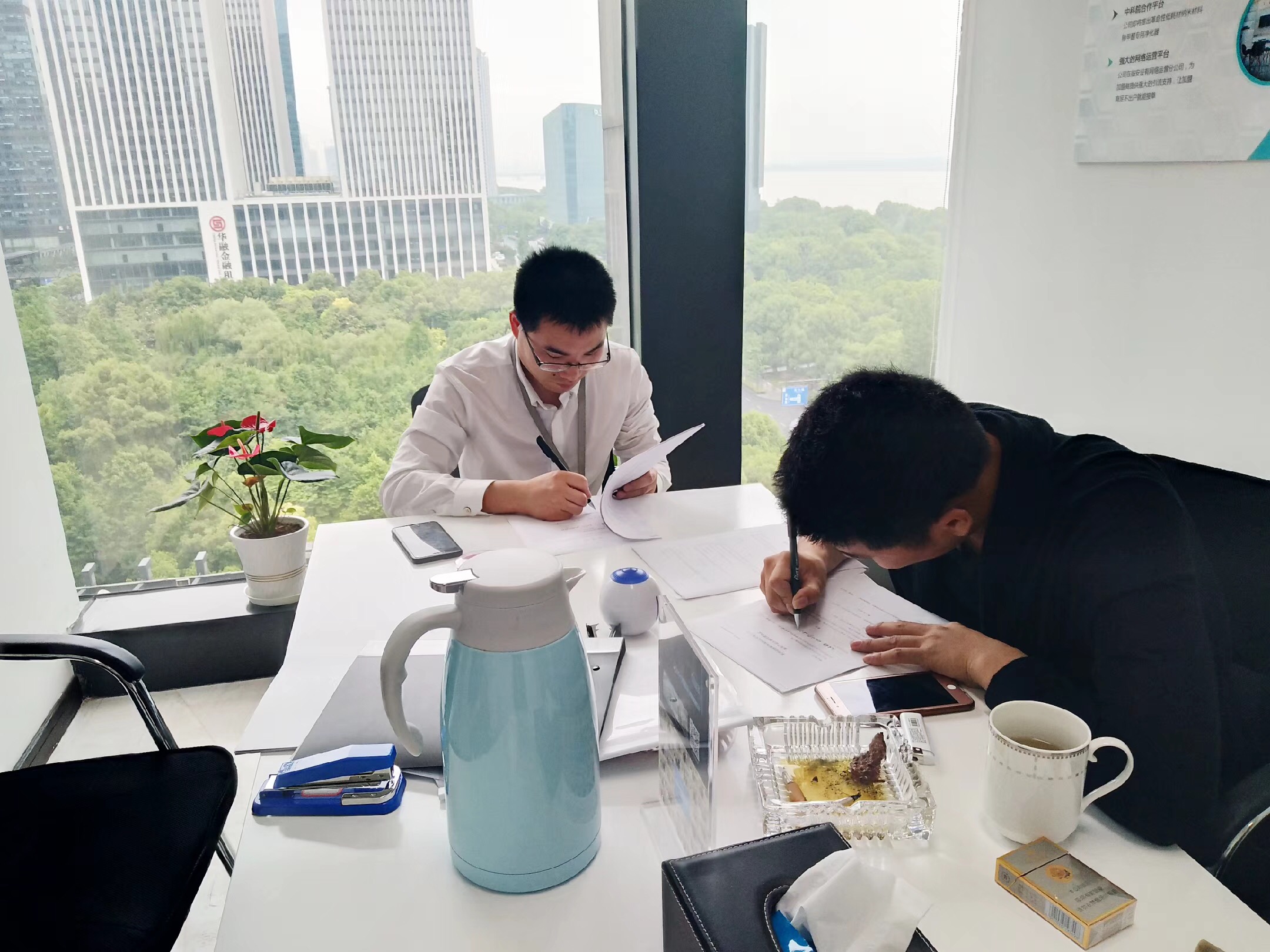 熱烈祝賀孫總、蘇總簽約創(chuàng)綠家桂林市區(qū)級代理！