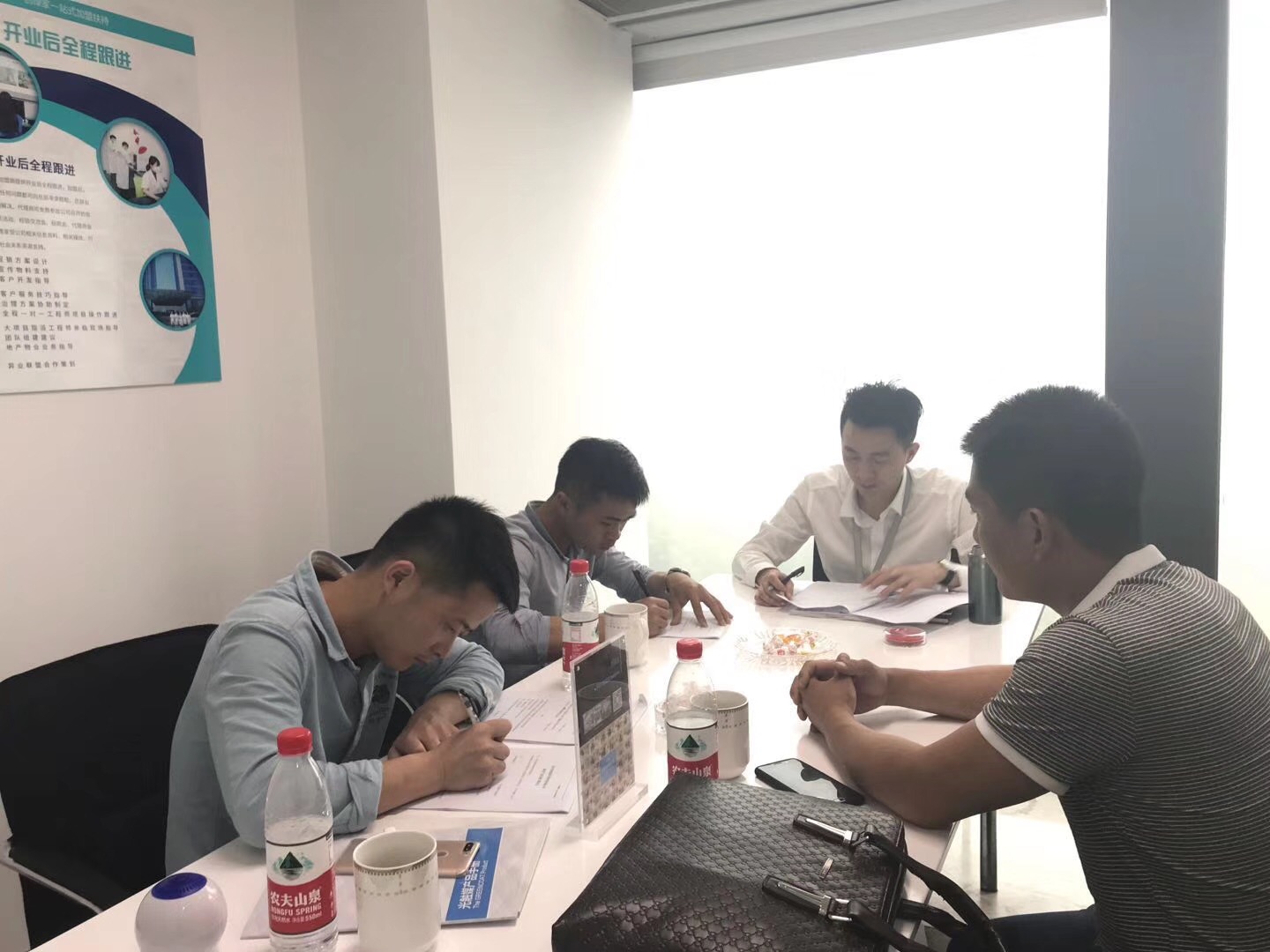 熱烈祝賀楊總、吳總、甘總簽約創(chuàng)綠家長沙市區(qū)級代理！