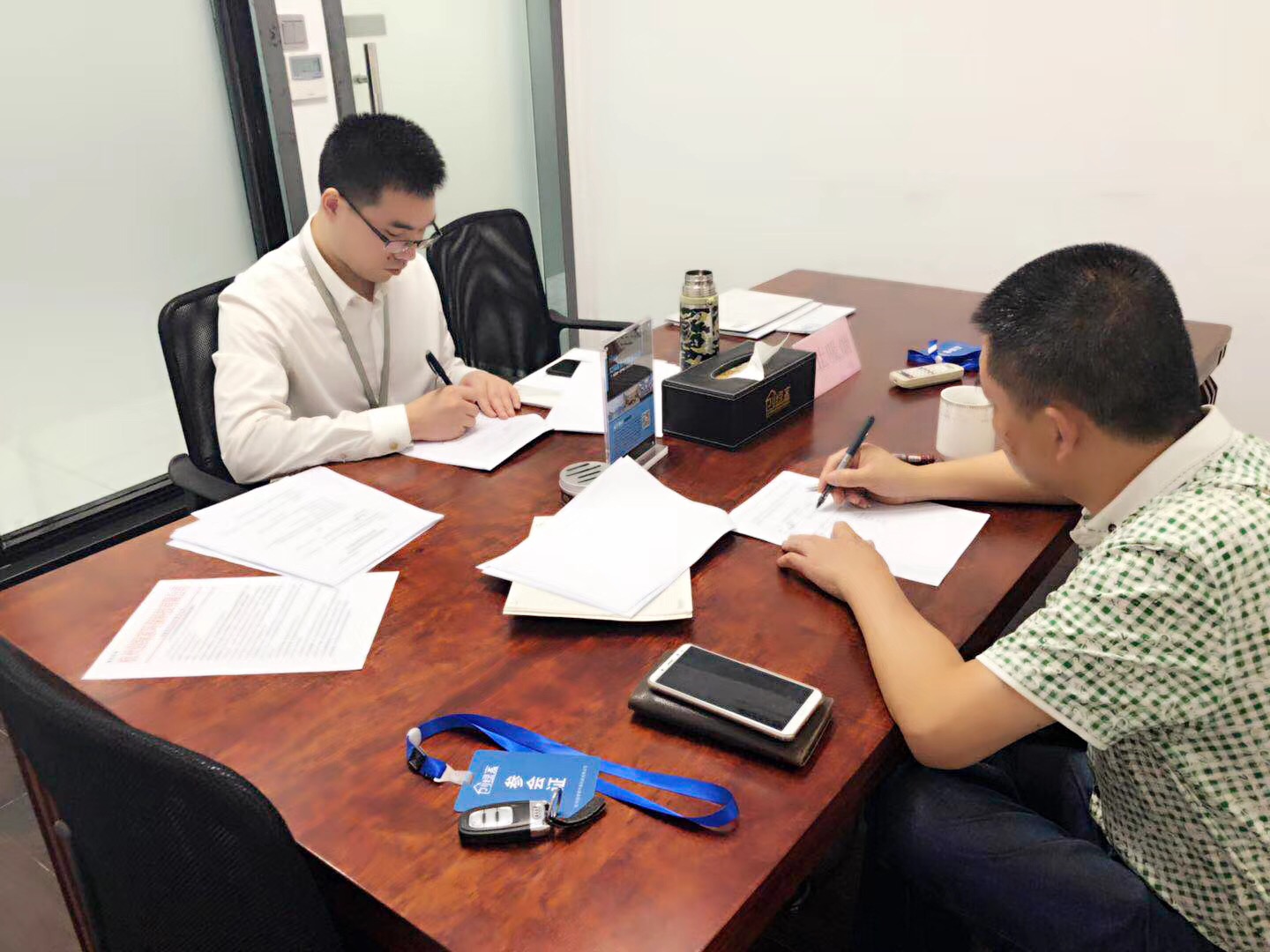 熱烈祝賀鄧總簽約創(chuàng)綠家成都市區(qū)級(jí)代理！