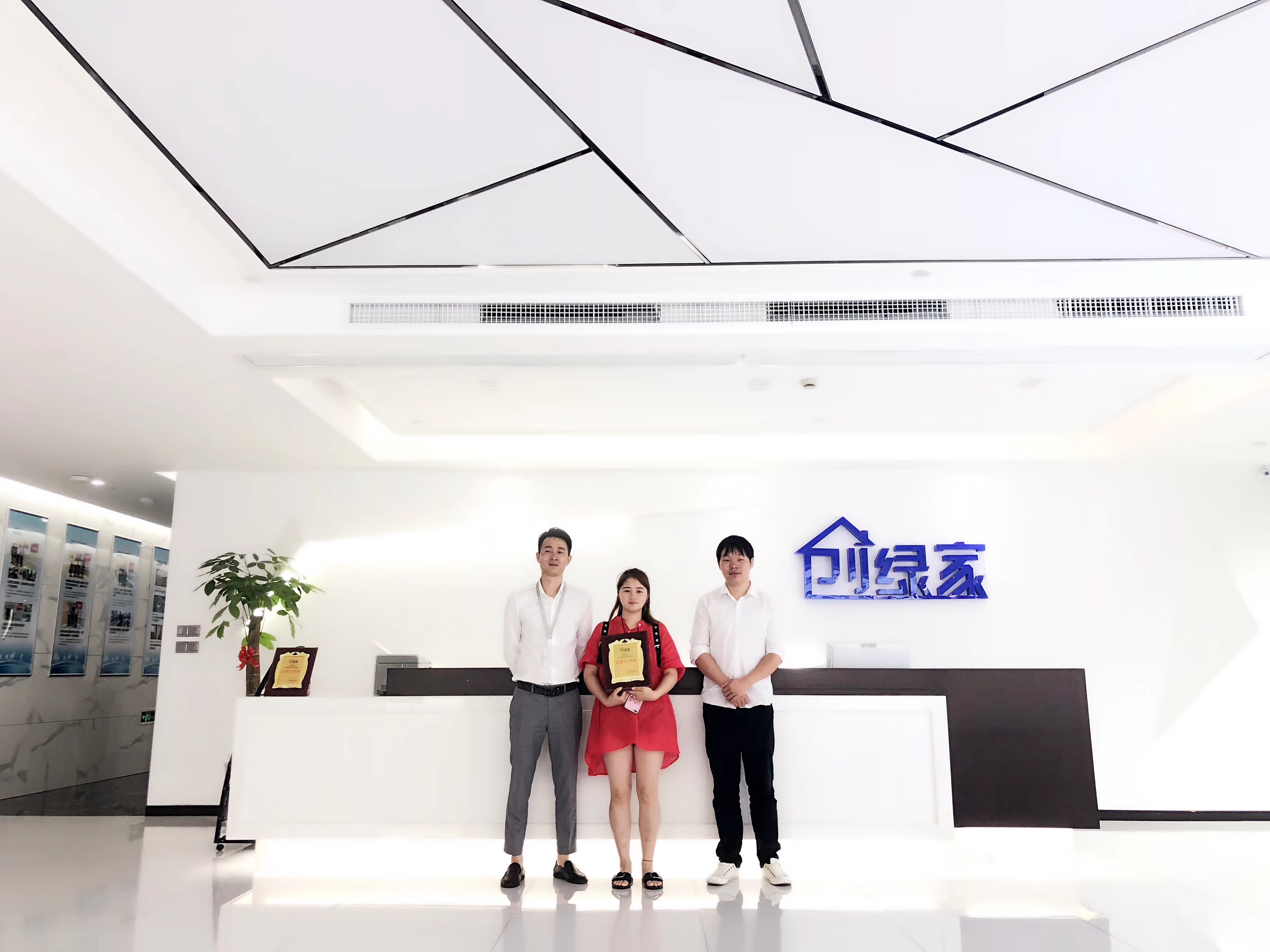 熱烈祝賀吳總團(tuán)隊(duì)簽約創(chuàng)綠家成都市區(qū)級代理！