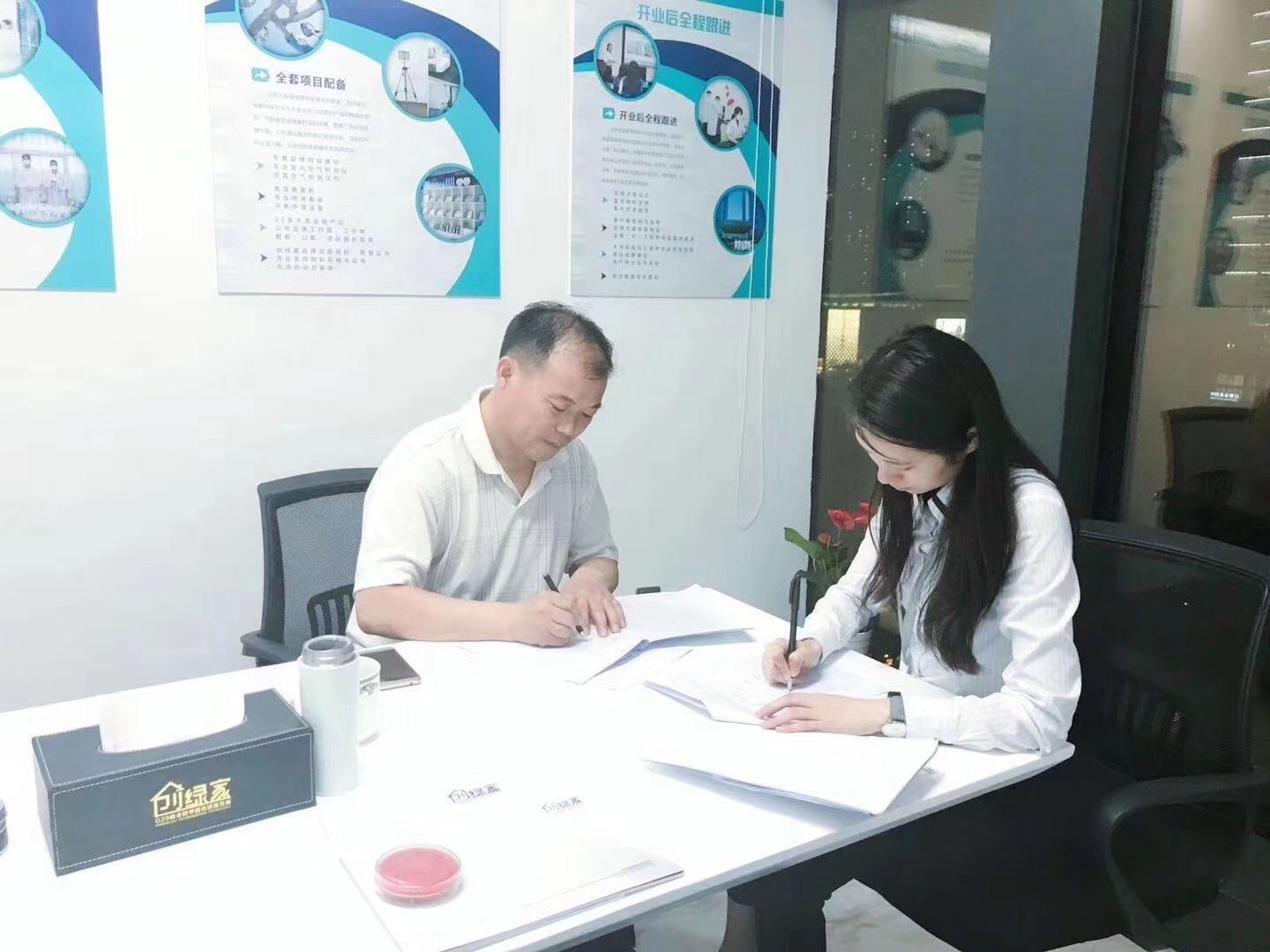 熱烈祝賀張總簽約創(chuàng)綠家鄭州市縣級代理！