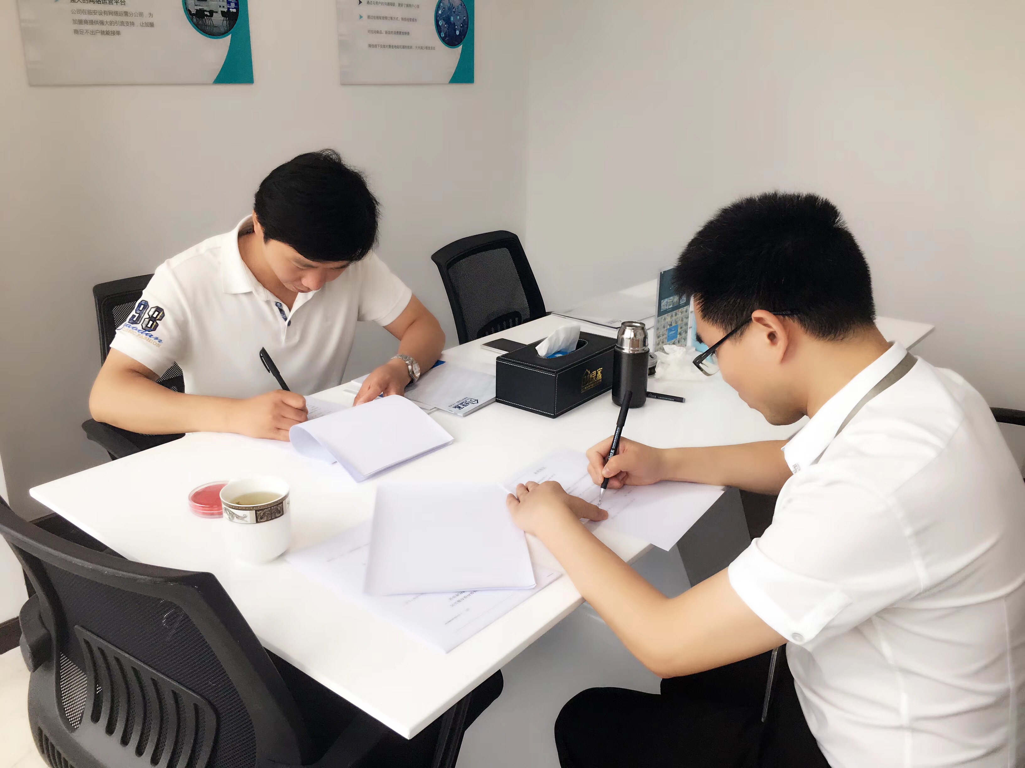 熱烈祝賀陳總簽約創(chuàng)綠家鄂爾多斯市區(qū)級(jí)代理！