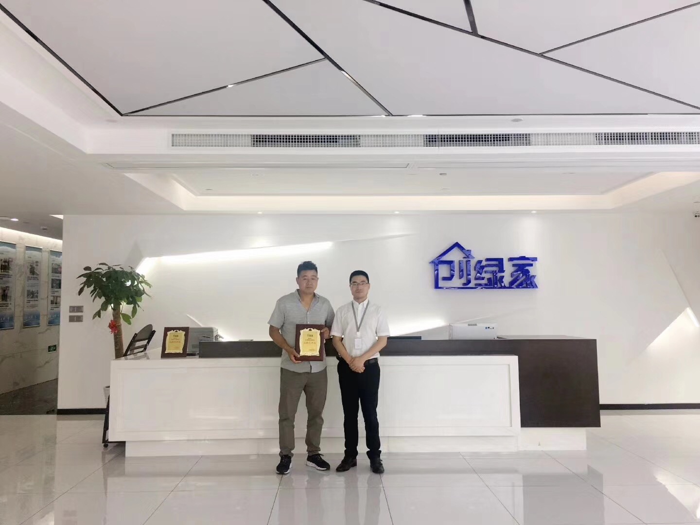 熱烈祝賀何總簽約創(chuàng)綠家信陽(yáng)市縣級(jí)代理！