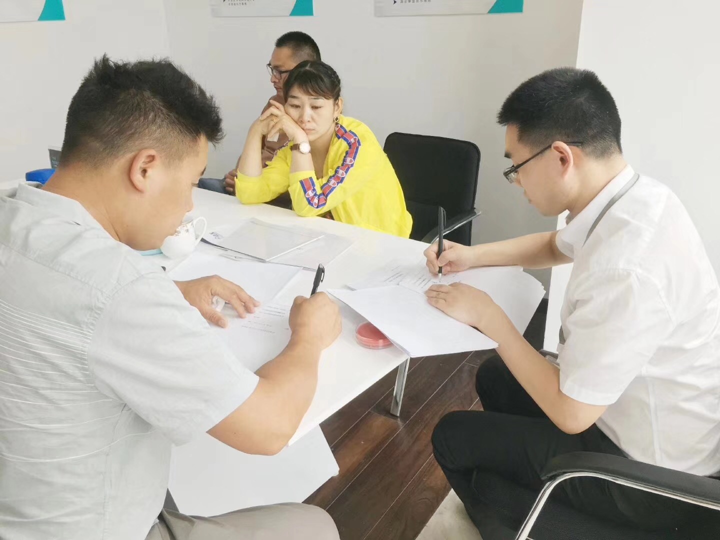 熱烈祝賀何總簽約創(chuàng)綠家信陽(yáng)市縣級(jí)代理！