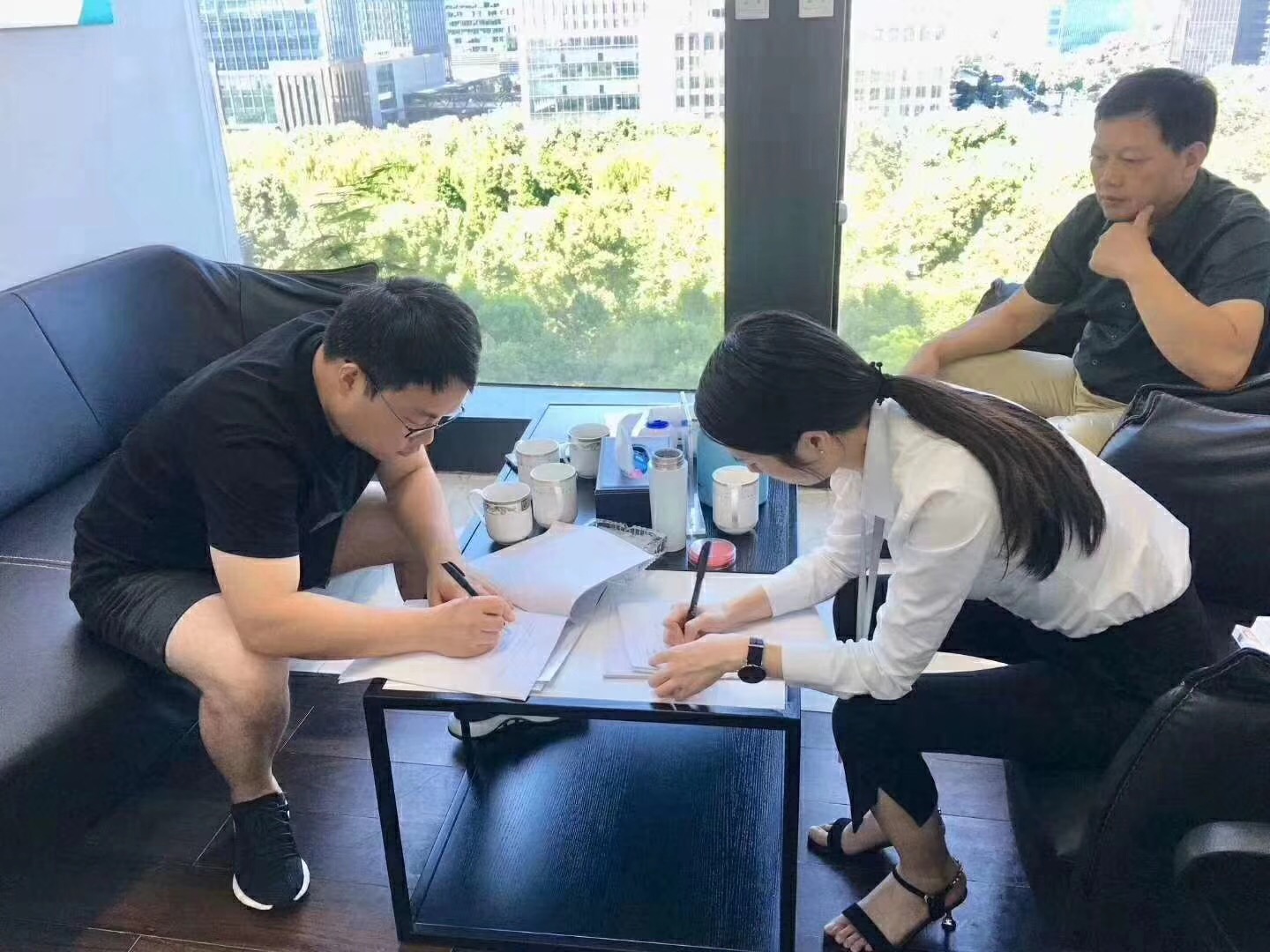 熱烈祝賀王總一家簽約創(chuàng)綠家江蘇省縣級市代理！