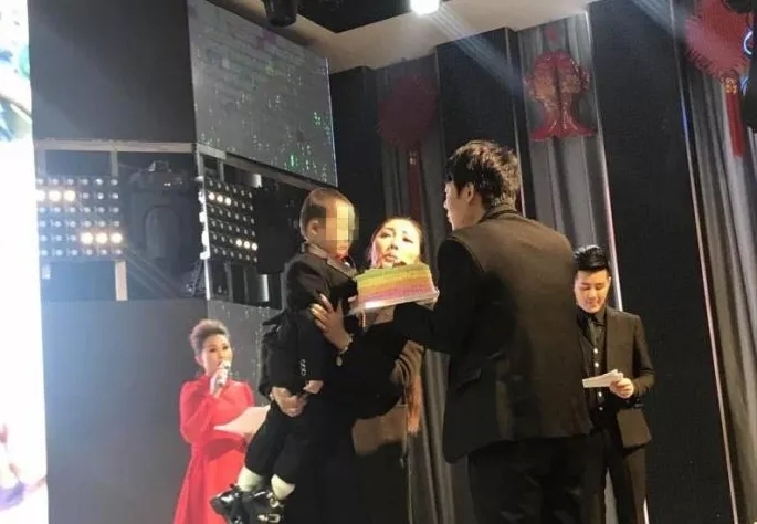 4歲男孩和媽媽辦“婚禮”，真相令人淚崩！