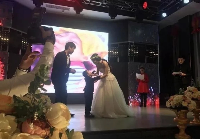 4歲男孩和媽媽辦“婚禮”，真相令人淚崩！