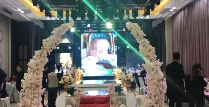 4歲男孩和媽媽辦“婚禮”，真相令人淚崩！