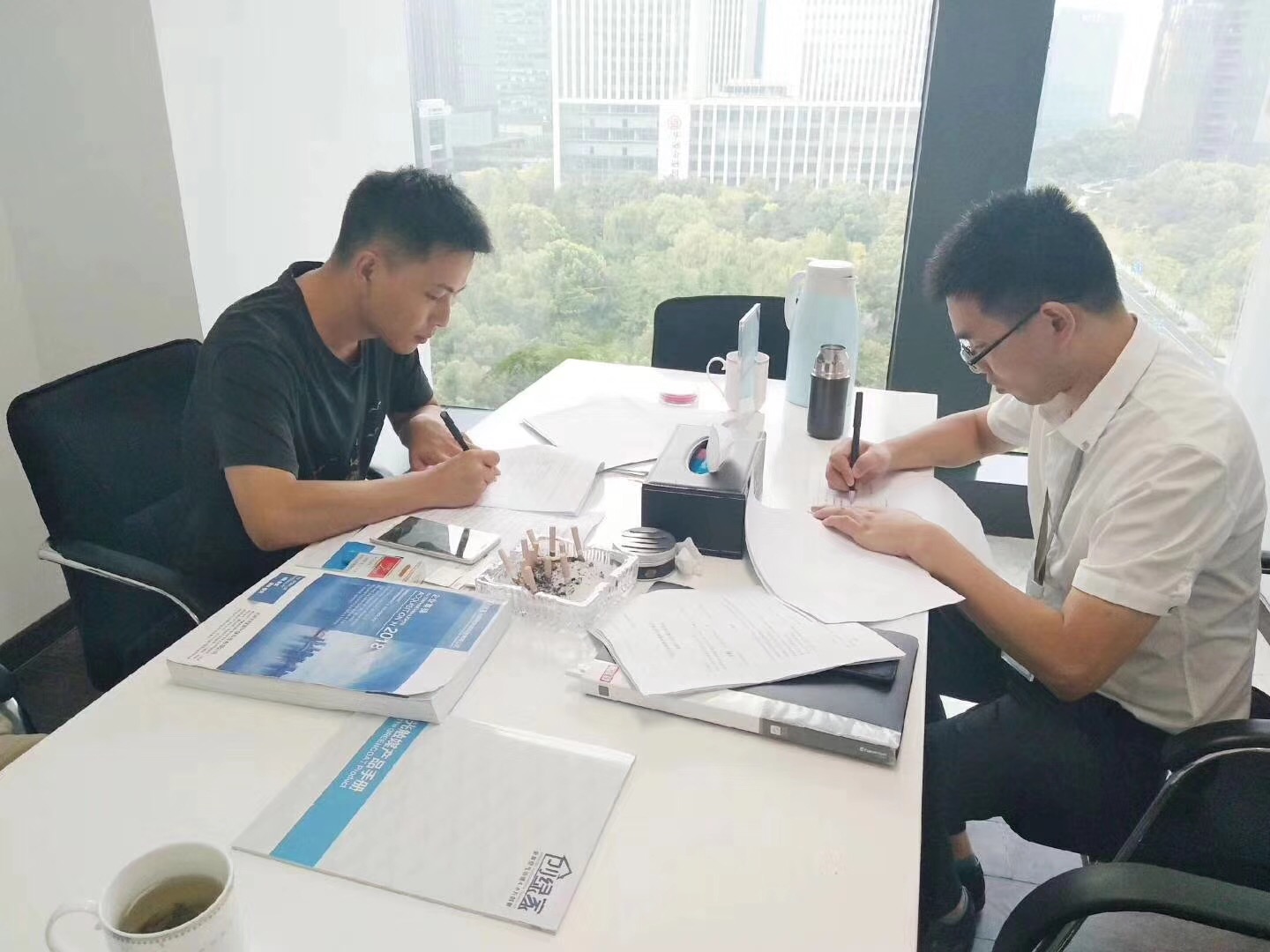 熱烈祝賀李總、解總簽約創(chuàng)綠家漢中市縣級代理！