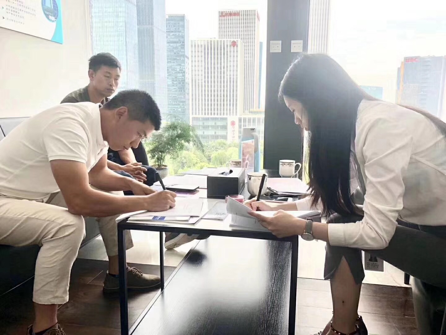 熱烈祝賀俞總、杜總簽約創(chuàng)綠家貴陽市區(qū)級代理！