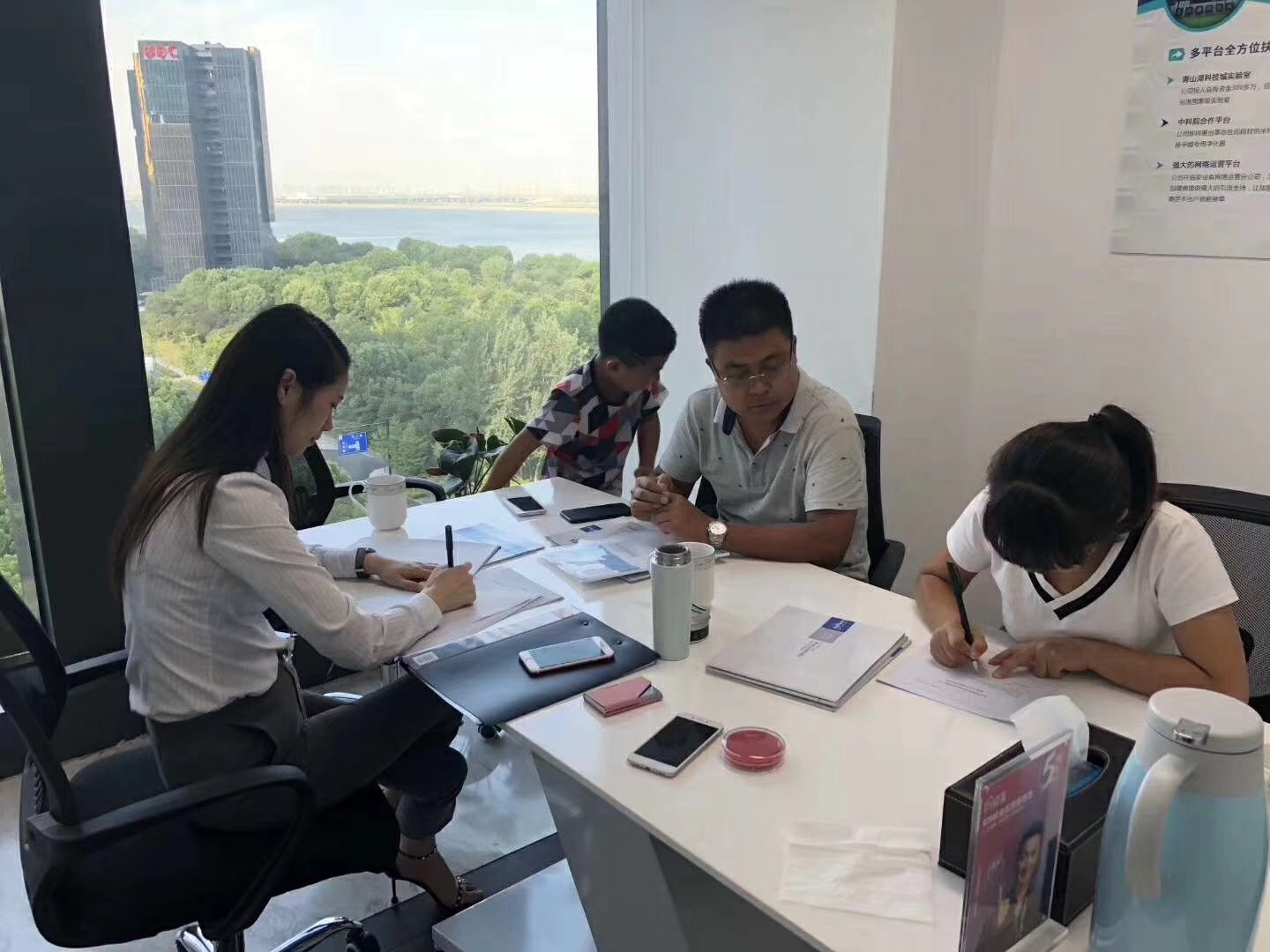 熱烈祝賀李總、關(guān)總簽約創(chuàng)綠家西安市區(qū)級代理！