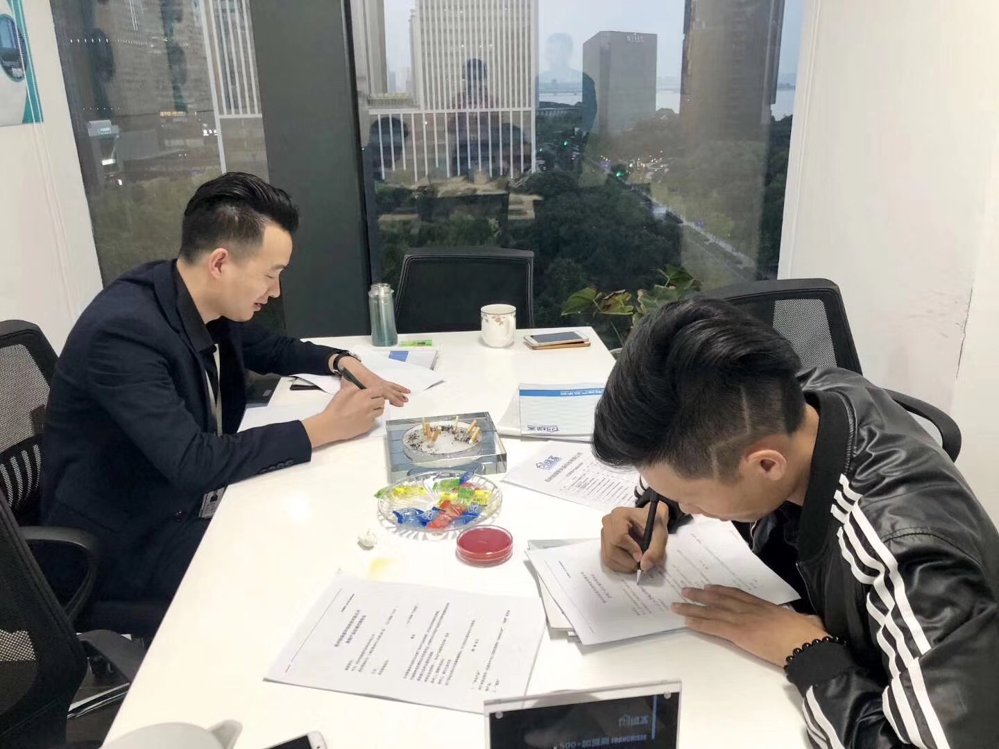 熱烈祝賀王總兄弟簽約創(chuàng)綠家武漢市區(qū)級代理！