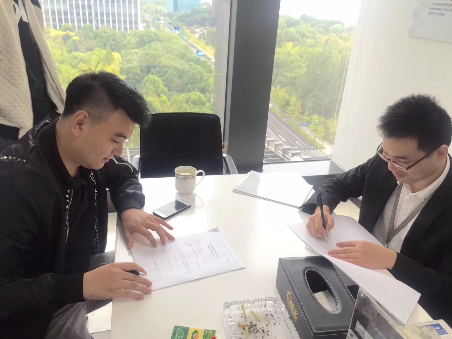 熱烈祝賀葛總兄弟簽約創(chuàng)綠家沈陽市區(qū)級(jí)代理！