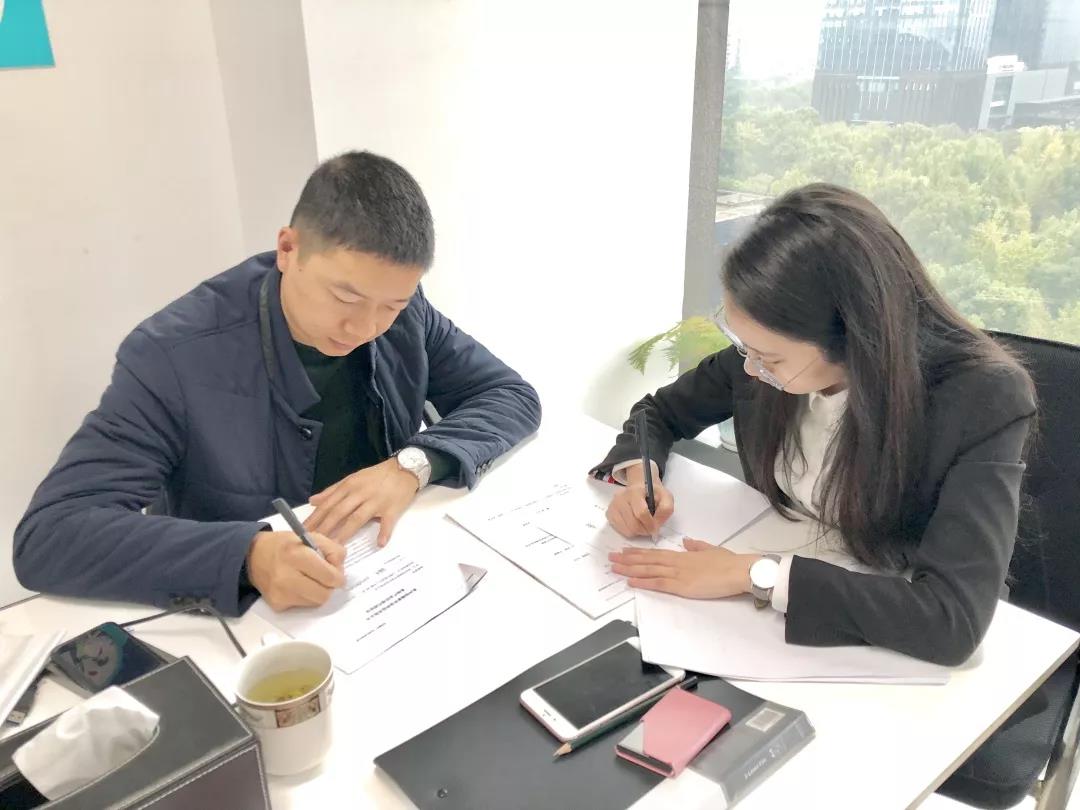 熱烈祝賀張總簽約創(chuàng)綠家成都市區(qū)級(jí)代理！