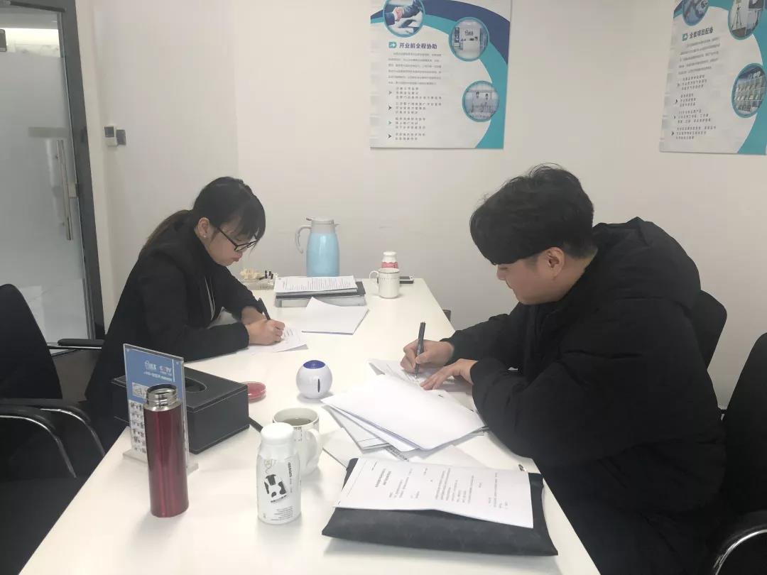 熱烈祝賀錢總、高總簽約創(chuàng)綠家上海市區(qū)級代理！