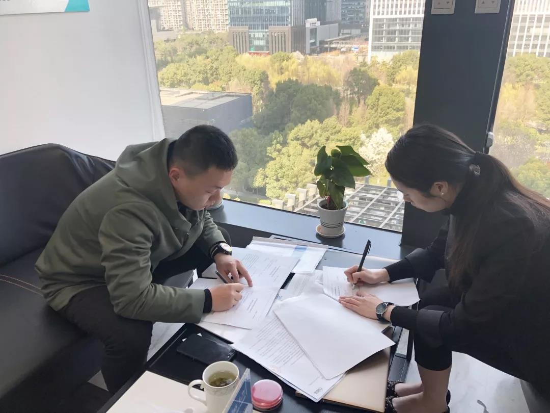 彭總之前是在國(guó)企上班，現(xiàn)在選擇自己創(chuàng)業(yè)，自己做過(guò)多方面的了解，千里迢迢來(lái)考察，注重公司實(shí)力、扶持力度和產(chǎn)品效果，對(duì)這個(gè)行業(yè)也是非常有信心，在我們除醛技術(shù)交流峰會(huì)現(xiàn)場(chǎng)果斷簽約！