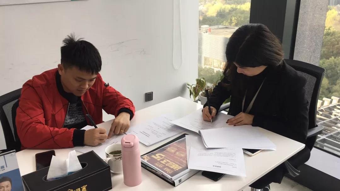 熱烈祝賀鄧總、郭總簽約創(chuàng)綠家江西省某市縣級代理！