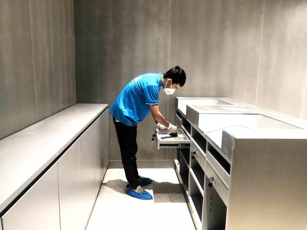 完美日記是一個(gè)國(guó)產(chǎn)大眾美妝品牌，價(jià)格良心堪稱國(guó)貨之光，也深受年輕人喜愛。