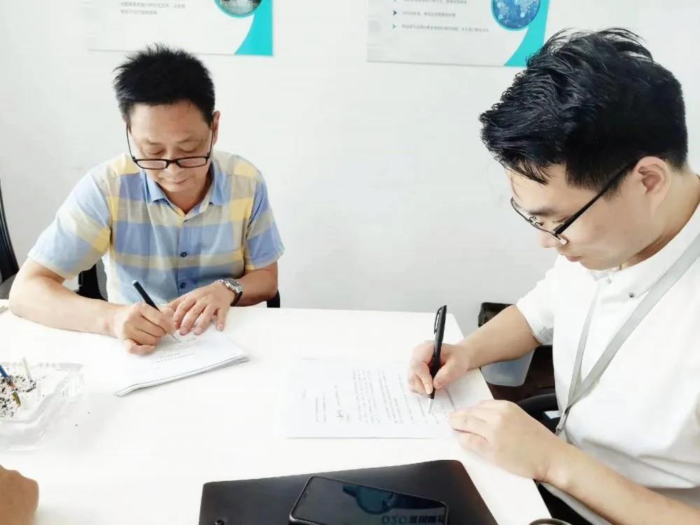 熱烈祝賀潘總、鄭總簽約創(chuàng)綠家江蘇省南京市區(qū)級(jí)代理！