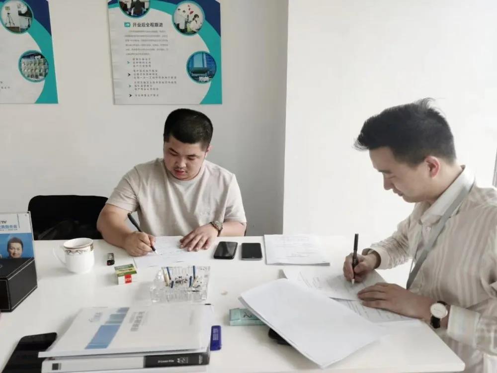 熱烈祝賀何總簽約創(chuàng)綠家廣東省深圳市區(qū)級代理！