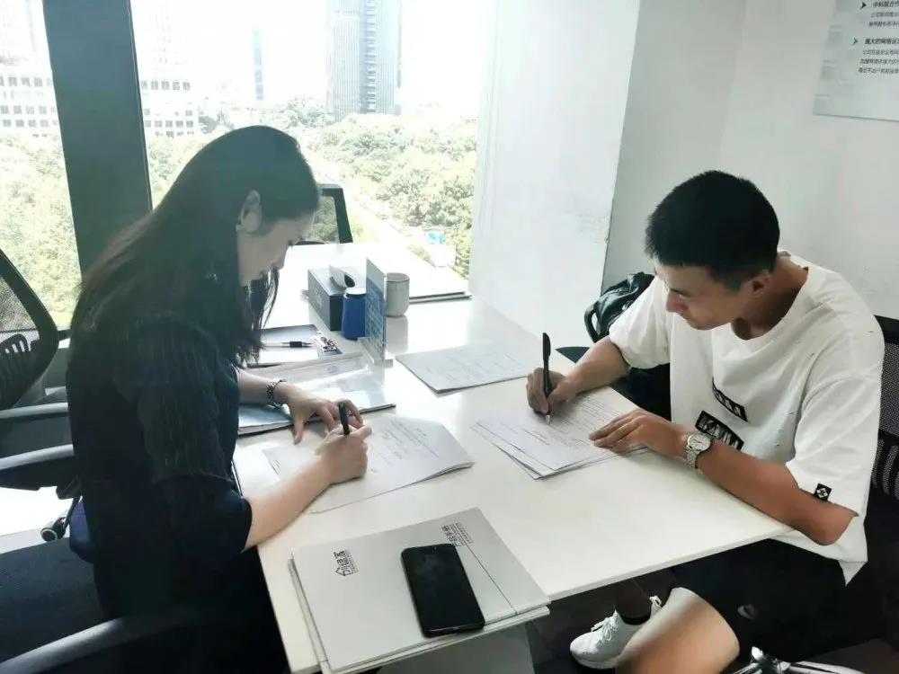 熱烈祝賀任總簽約創(chuàng)綠家天津市區(qū)級(jí)代理！