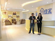 熱烈祝賀何總簽約創(chuàng)綠家上海市區(qū)級(jí)代理！