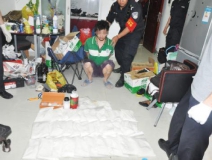 廚房水管破裂傳出刺鼻性氣味，原以為是鄰居家裝修后除甲醛沒到位，沒想到是“絕命毒師”