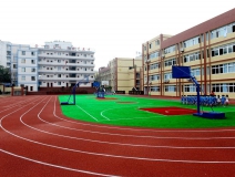 對(duì)“毒跑道”說(shuō)不，中小學(xué)塑膠跑道出強(qiáng)制新國(guó)標(biāo)：甲醛不得高于0.4mg