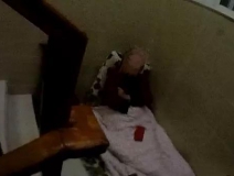 為了幫兒子收快遞，南京老夫妻被迫睡樓道