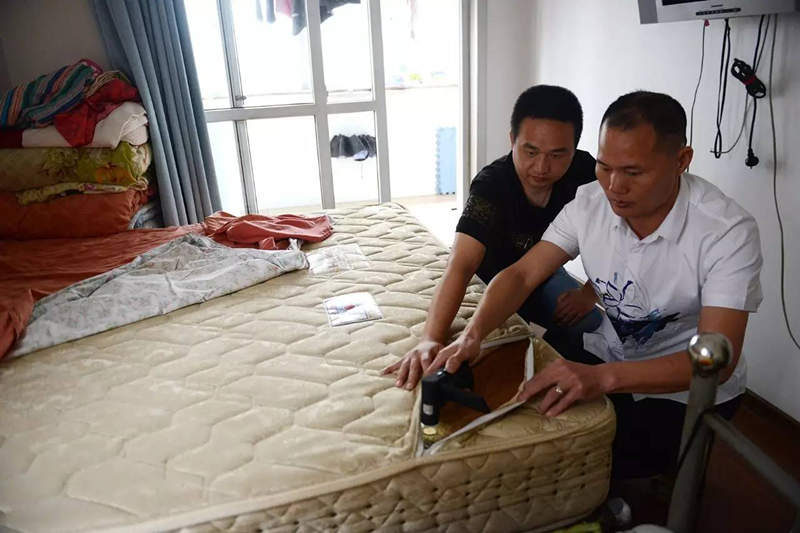 南京美女睡了10年的床墊，掀開后把全家人都嚇傻了……