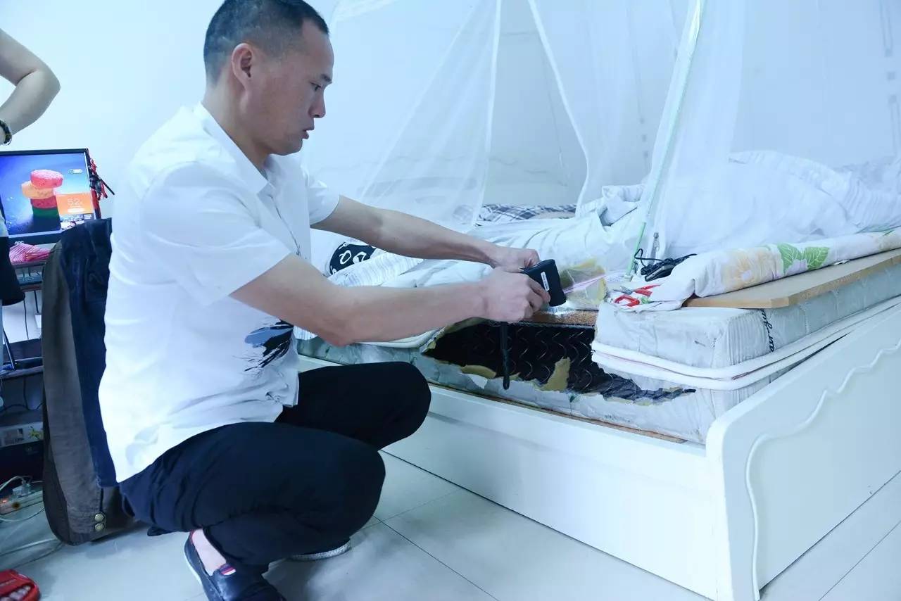 南京美女睡了10年的床墊，掀開后把全家人都嚇傻了……