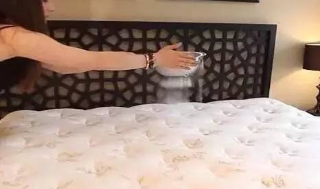 南京美女睡了10年的床墊，掀開后把全家人都嚇傻了……