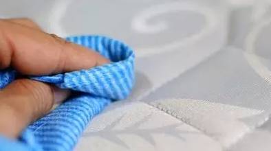 南京美女睡了10年的床墊，掀開后把全家人都嚇傻了……