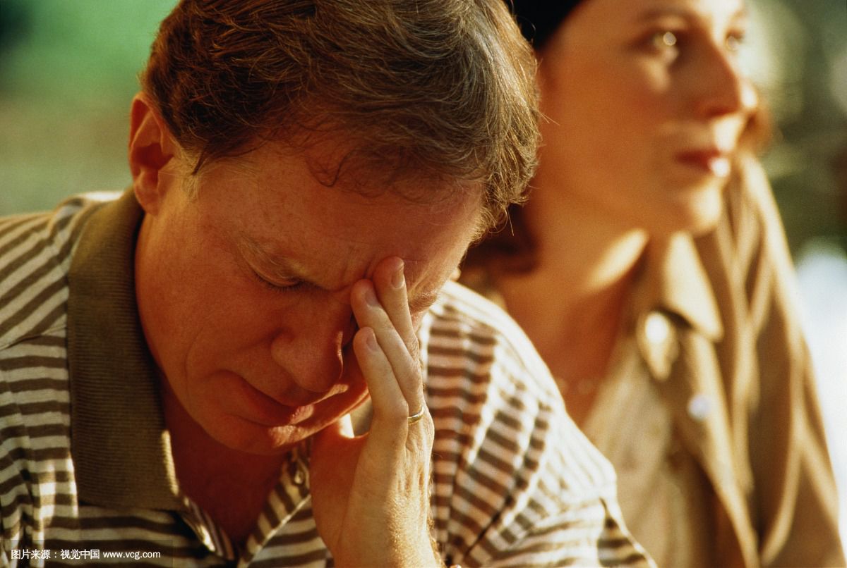 前段時間，王先生家中房子裝修。入住沒多久王先生就感覺自己身體出現(xiàn)了一些異樣，時常感到胸悶氣短、呼吸不暢，嚴(yán)重的時候還會出現(xiàn)短時間的暈眩。王先生以為是自己的身體出現(xiàn)了什么狀況便跑到家附近的診所詢問。醫(yī)生一看便問王先生家中最近是否裝修，王先生感覺很詫異。醫(yī)生說這樣的癥狀是典型的甲醛中毒。王先生就咨詢了除甲醛公司如何清除新房裝修后殘留的甲醛？