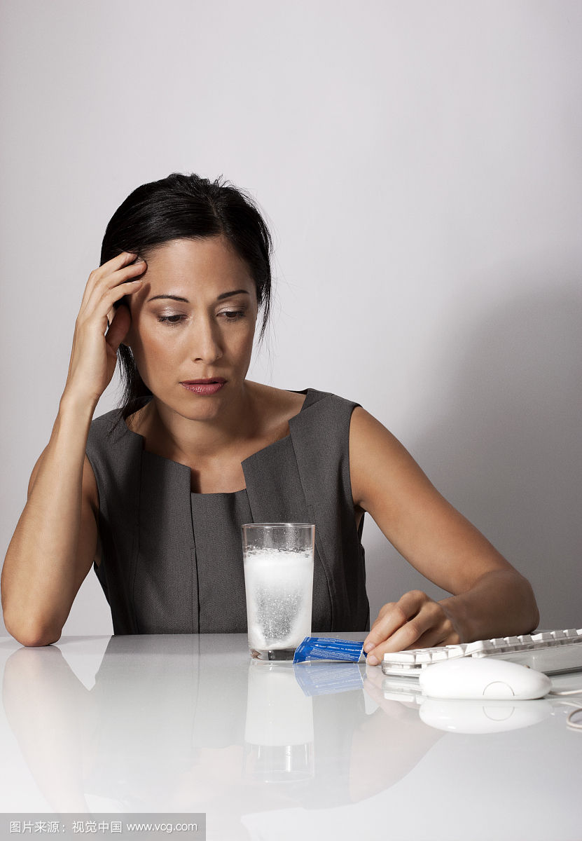  新房裝修后裝修污染？入住之前需要除甲醛嗎？這是大家在入住前***的疑問(wèn)。甲醛對(duì)身體是有害是眾所周知的，那么，甲醛對(duì)人體的危害是什么? 除甲醛公司專(zhuān)家總結(jié)了五種常見(jiàn)的甲醛引起的癥狀，如果出現(xiàn)這些癥狀，那么您就需要注意啦?。?！ 一、胸悶氣短： 一些業(yè)主在搬進(jìn)新家后常常感覺(jué)到胸悶氣短、呼吸不暢，但去醫(yī)院檢查又沒(méi)有發(fā)現(xiàn)任何心肺問(wèn)題，這種情況很有可能是甲醛中毒引起的。胸悶是甲醛中毒常見(jiàn)癥狀之一，一般在輕度或中度中毒時(shí)出現(xiàn)。所以，如果時(shí)常在家中感到胸悶，首先應(yīng)去醫(yī)院排除心臟問(wèn)題，然后再確定是否是甲醛超標(biāo)造成的。 二、呼吸系統(tǒng)刺激： 回家開(kāi)門(mén)的一瞬間，家的溫馨氣息就會(huì)撲面而來(lái)，但新家不是這樣，新業(yè)主每次回家聞到的***縷空氣往往伴隨刺鼻的化學(xué)品氣味，怎么會(huì)感受到溫馨呢？這種裝修特有的刺鼻氣體的主要有害成分就是甲醛，多數(shù)家庭可在通風(fēng)一個(gè)月時(shí)間明顯減輕（注意減輕并不等于消除），但如果通風(fēng)一個(gè)月還沒(méi)有改觀，那就應(yīng)該考慮治理室內(nèi)空氣污染了。 三、眼睛不適、無(wú)故流淚： 當(dāng)人們切洋蔥的時(shí)，***感受到嗆的也是眼睛，然后是鼻子。眼睛是人體最敏感脆弱的器官之一，當(dāng)外界空氣中存在刺激性分子，眼睛往往是***感受到的。甲醛的一大危害就表現(xiàn)在對(duì)粘膜的刺激，甲醛屬于原漿毒物質(zhì)，能與蛋白質(zhì)結(jié)合，使眼睛感到刺激、干澀、不適，甚至流淚。 四、易生病，抵抗力下降： 我們生活的環(huán)境中，無(wú)處不存在著看不見(jiàn)的細(xì)菌病毒，因?yàn)樯眢w擁有強(qiáng)大的免疫力才使我們免受這些病菌的感染。但長(zhǎng)期生活在甲醛超標(biāo)的環(huán)境會(huì)使免疫系統(tǒng)遭受破壞，降低人體抵抗力，不能有效地防御外界病原微生物的侵入，從而導(dǎo)致疾病發(fā)生。家人入住新居后經(jīng)常感冒，尤其是老人兒童，感冒后一個(gè)星期也不見(jiàn)好轉(zhuǎn)，這都可能是甲醛超標(biāo)引起的。 五、頭暈、乏力、嗜睡： 甲醛可影響人的造血系統(tǒng)，輕則引發(fā)貧血，嚴(yán)重的甚至可能導(dǎo)致白血病。有調(diào)查指出，醫(yī)院血液科病房中三成以上白血病患者的家庭在兩年內(nèi)進(jìn)行過(guò)裝修。而兒童因裝修患病的幾率更高，占患病兒童的半數(shù)以上。當(dāng)人體血液供應(yīng)不足時(shí)，就會(huì)經(jīng)常感到疲憊，走路都沒(méi)有力氣。因此，入住新居后有頭暈、乏力、嗜睡的癥狀，應(yīng)及時(shí)去醫(yī)院檢查血常規(guī)。 如果您或者家人已經(jīng)出現(xiàn)了以上的兩種或兩種以上就要做全面的室內(nèi)空氣治理了哦！